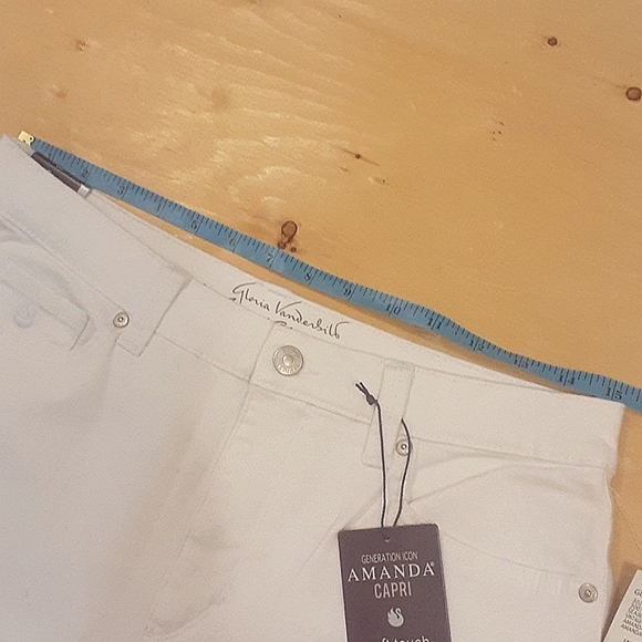 3 for $25 Bundle Sale- NWT Gloria Vanderbilt White Denim Capris, Size 10 - Picture 8 of 16